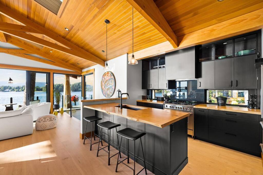 Kingfisher Manor Villa Sooke Eksteriør billede